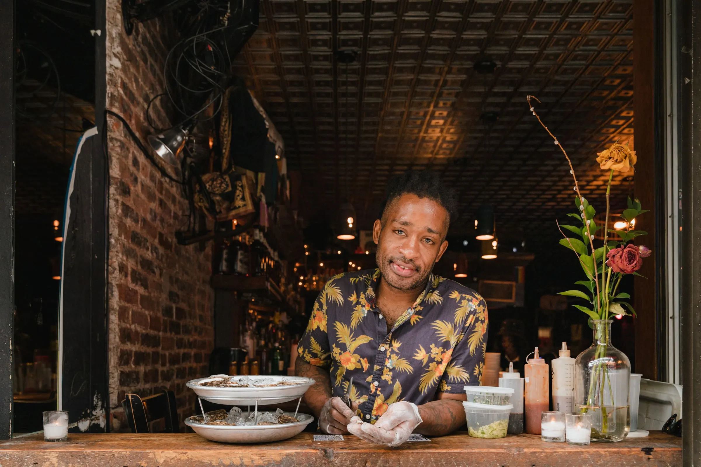 Restaurateur derrière son comptoir, le soir