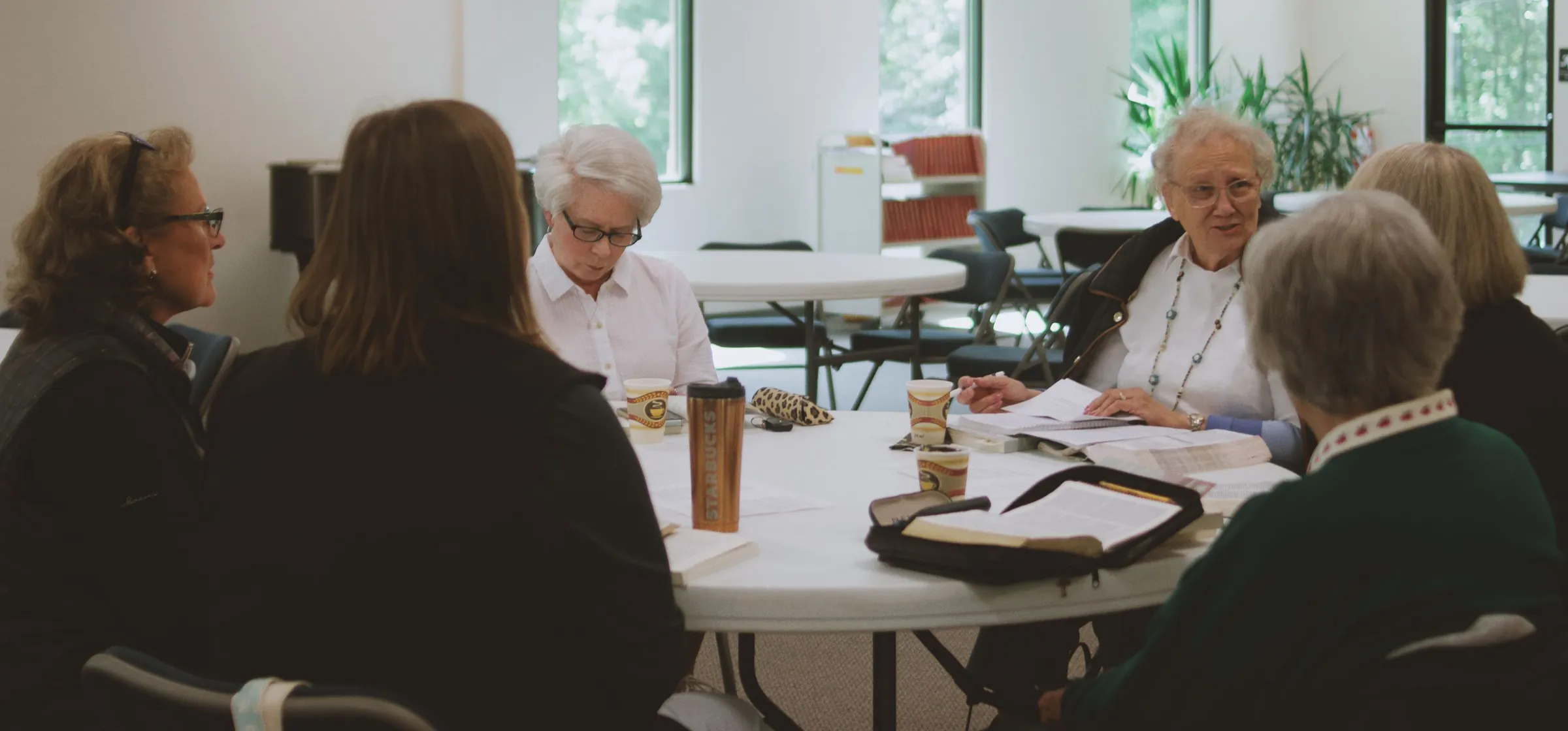 Meeting around a round table in a community hall